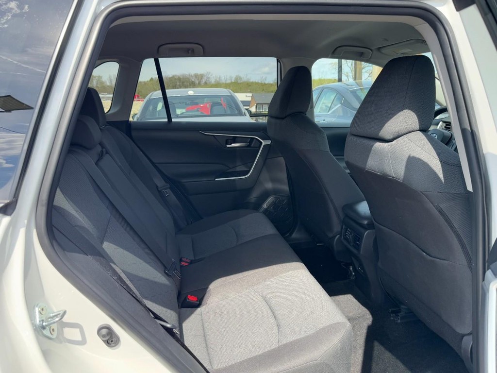 Toyota RAV4 Vehicle Full-screen Gallery Image 12