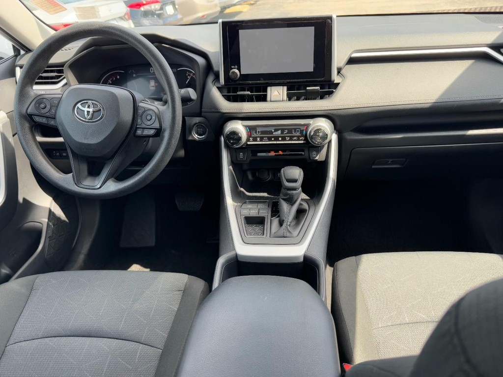 Toyota RAV4 Vehicle Full-screen Gallery Image 13