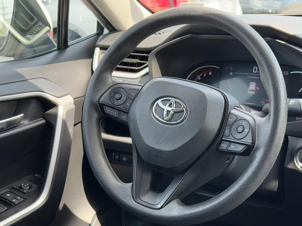 Toyota RAV4 Vehicle Full-screen Gallery Image 14