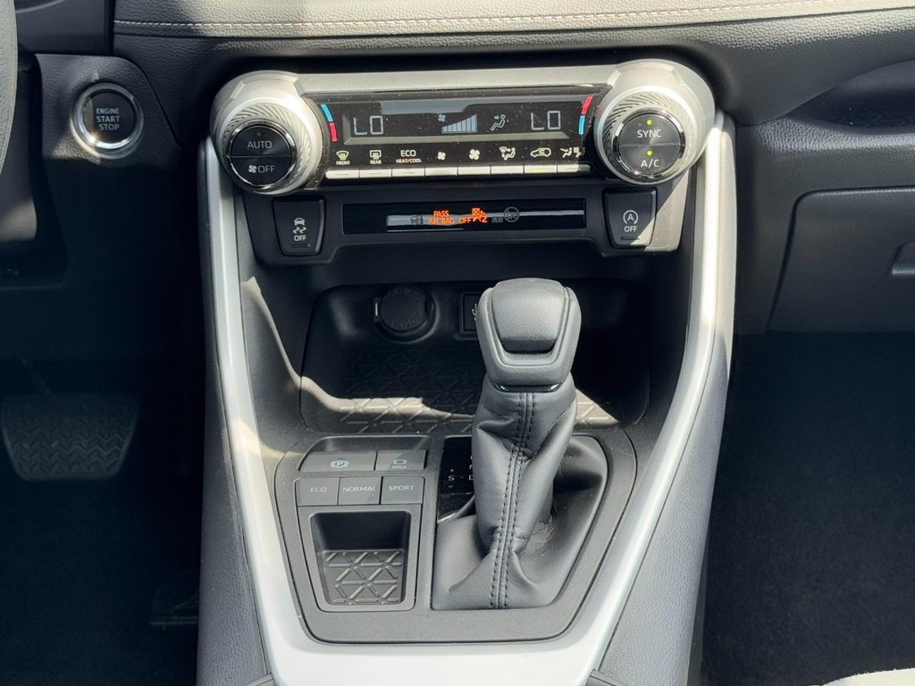 Toyota RAV4 Vehicle Full-screen Gallery Image 16