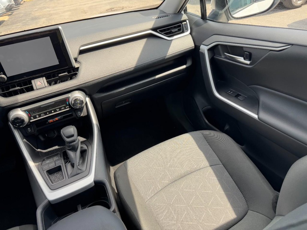 Toyota RAV4 Vehicle Full-screen Gallery Image 17