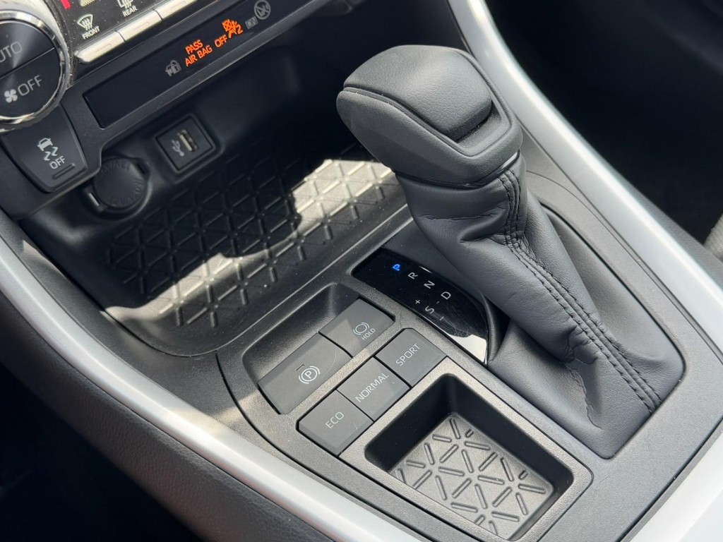Toyota RAV4 Vehicle Full-screen Gallery Image 21