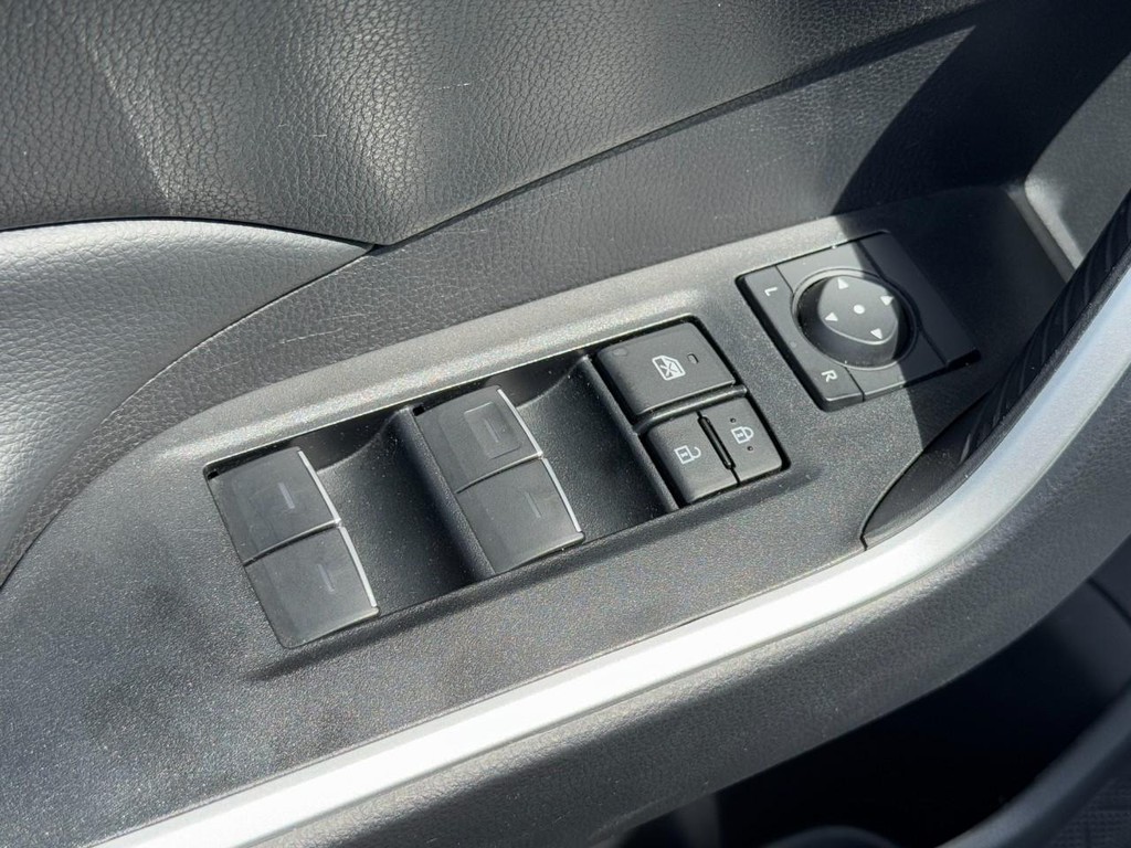 Toyota RAV4 Vehicle Full-screen Gallery Image 23