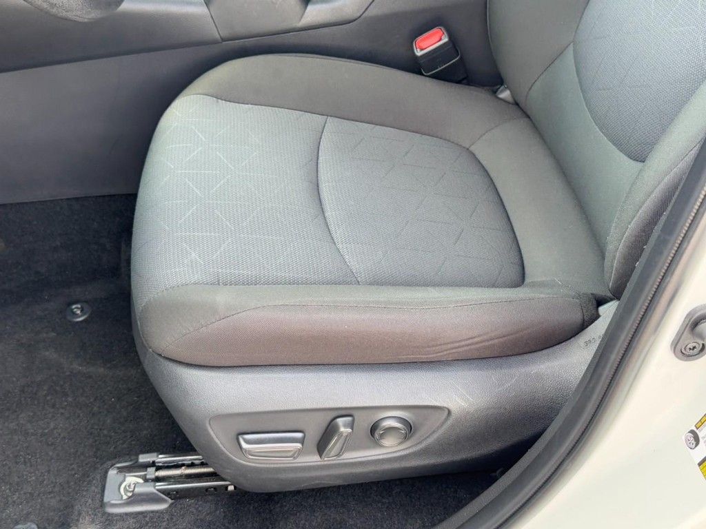Toyota RAV4 Vehicle Full-screen Gallery Image 24