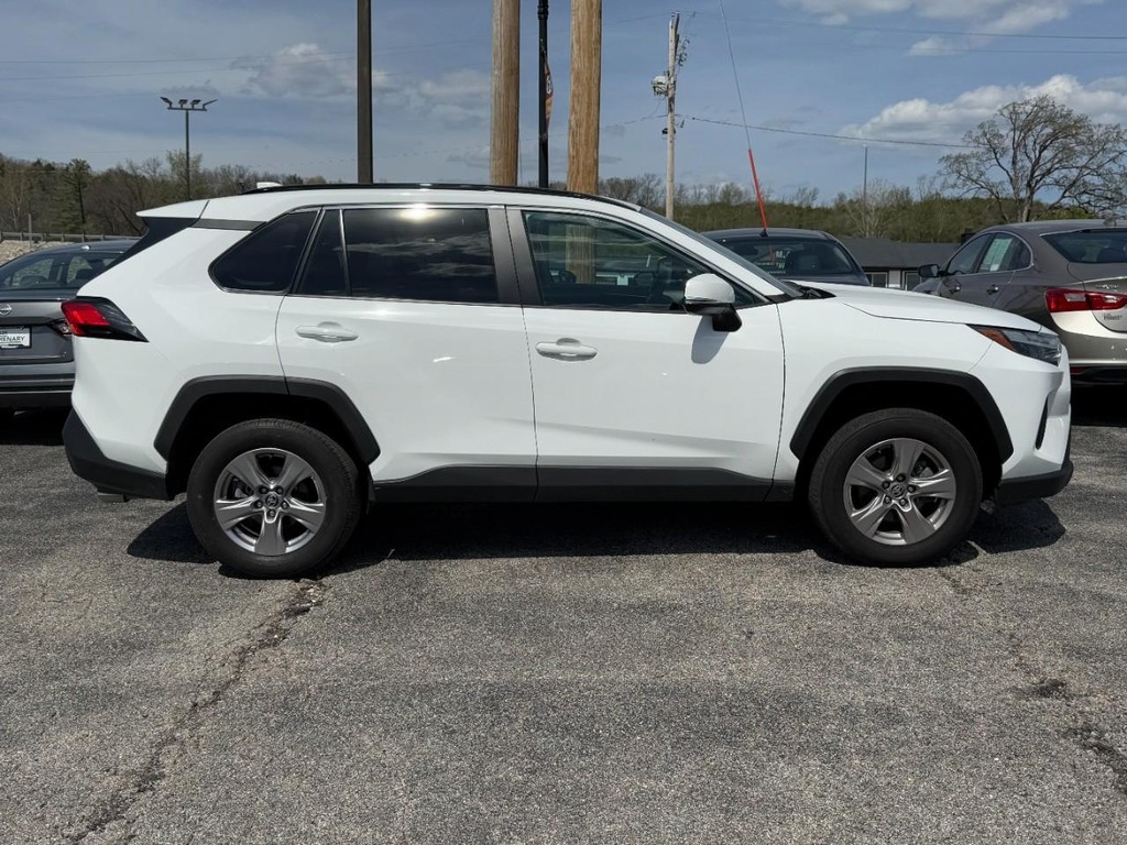 Toyota RAV4 Vehicle Full-screen Gallery Image 02