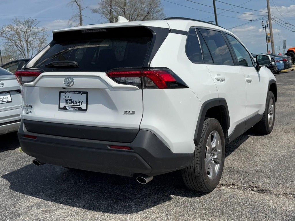 Toyota RAV4 Vehicle Full-screen Gallery Image 04
