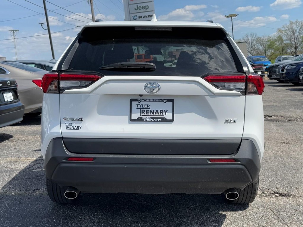 Toyota RAV4 Vehicle Full-screen Gallery Image 05