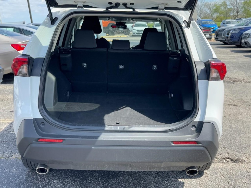 Toyota RAV4 Vehicle Full-screen Gallery Image 06