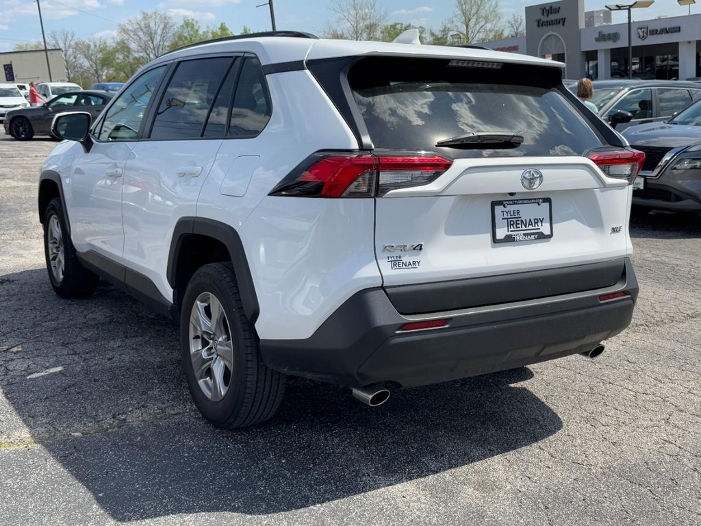 Toyota RAV4 Vehicle Full-screen Gallery Image 07