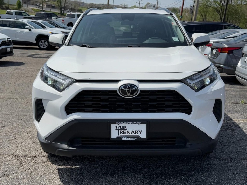 Toyota RAV4 Vehicle Full-screen Gallery Image 11
