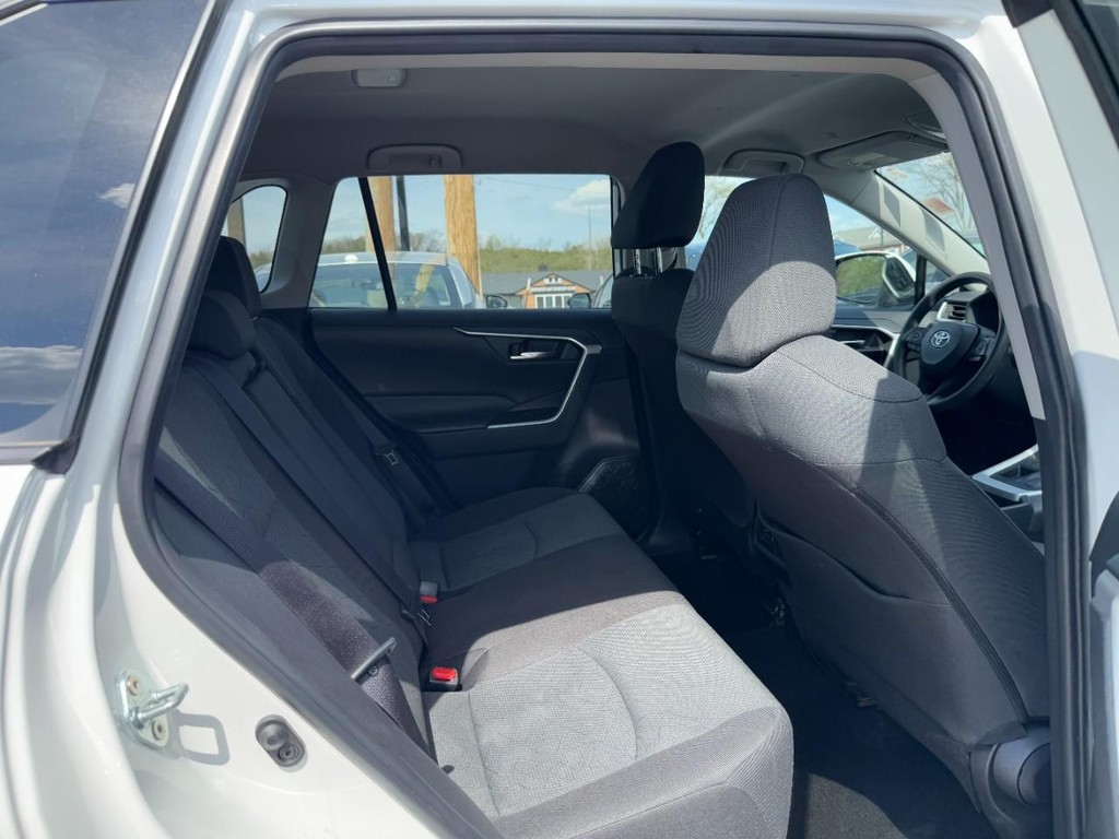 Toyota RAV4 Vehicle Full-screen Gallery Image 12