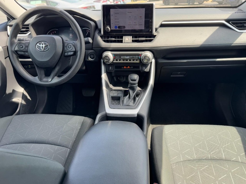 Toyota RAV4 Vehicle Full-screen Gallery Image 13