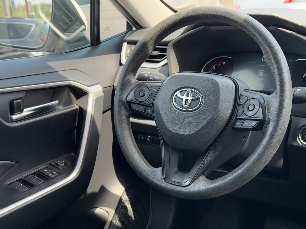 Toyota RAV4 Vehicle Full-screen Gallery Image 14