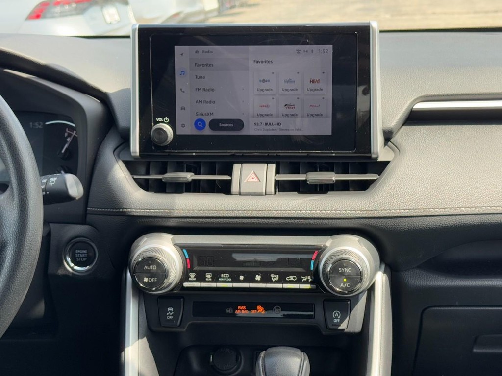 Toyota RAV4 Vehicle Full-screen Gallery Image 15