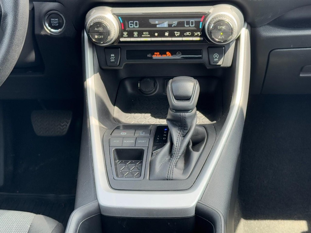 Toyota RAV4 Vehicle Full-screen Gallery Image 16