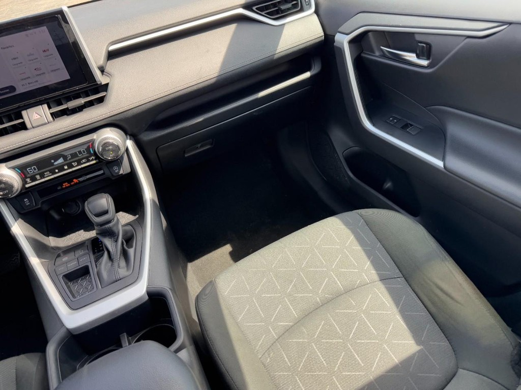 Toyota RAV4 Vehicle Full-screen Gallery Image 17