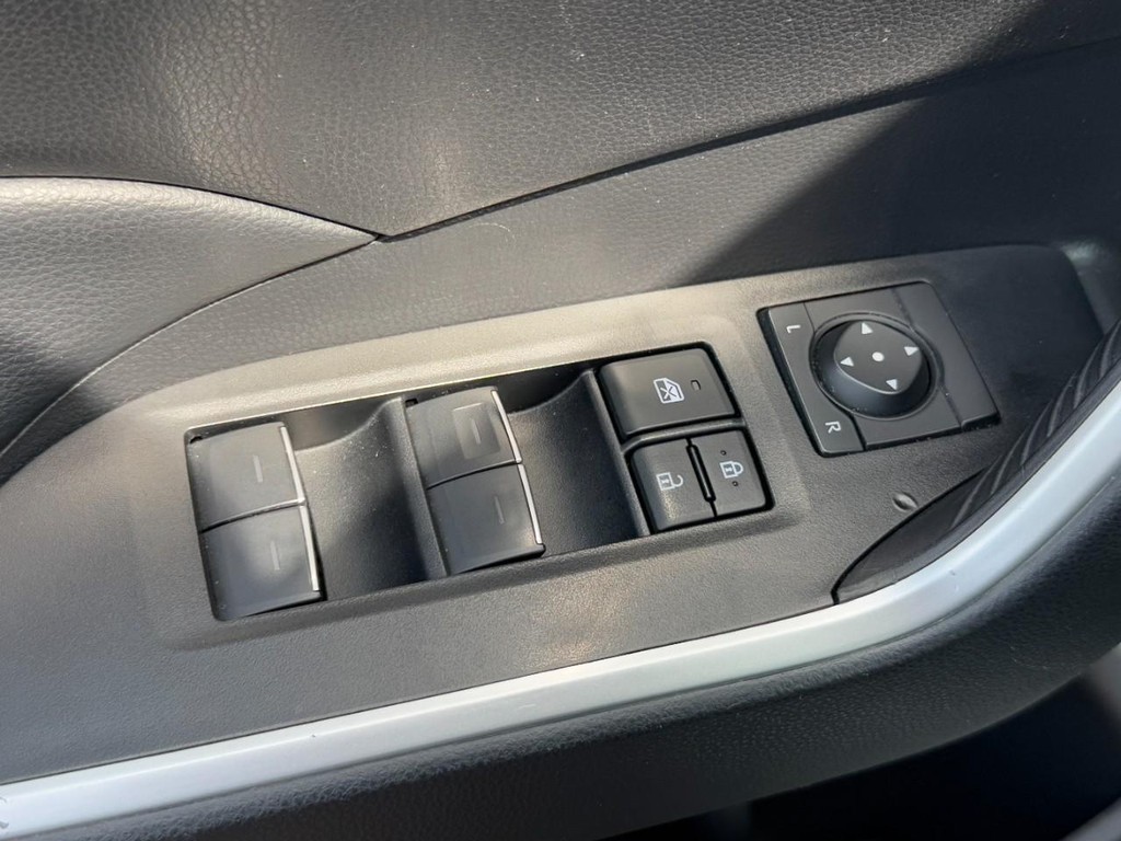 Toyota RAV4 Vehicle Full-screen Gallery Image 23
