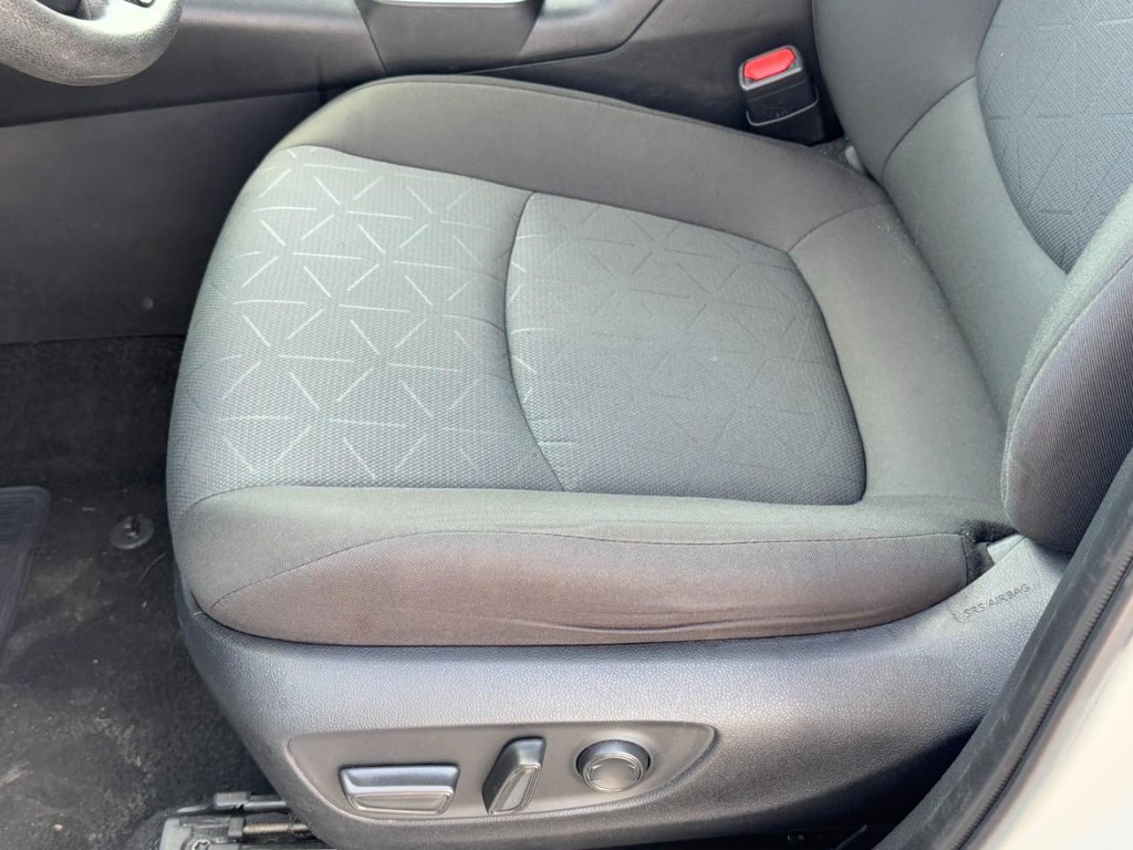 Toyota RAV4 Vehicle Full-screen Gallery Image 24