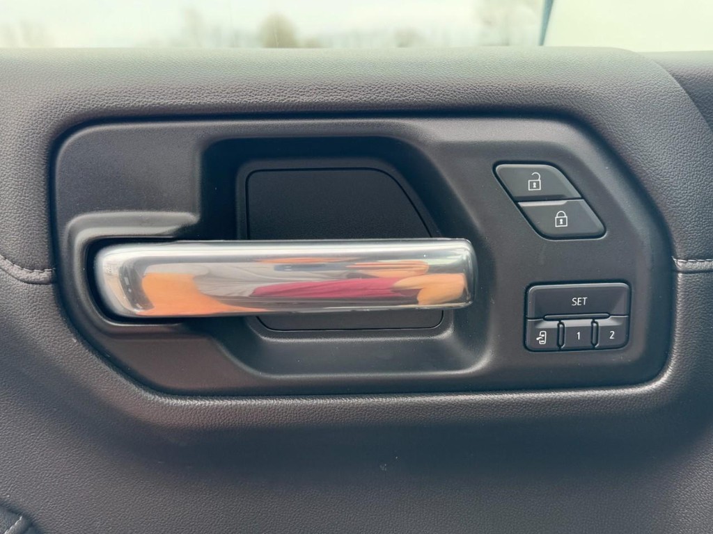 Chevrolet Silverado 1500 Vehicle Full-screen Gallery Image 16