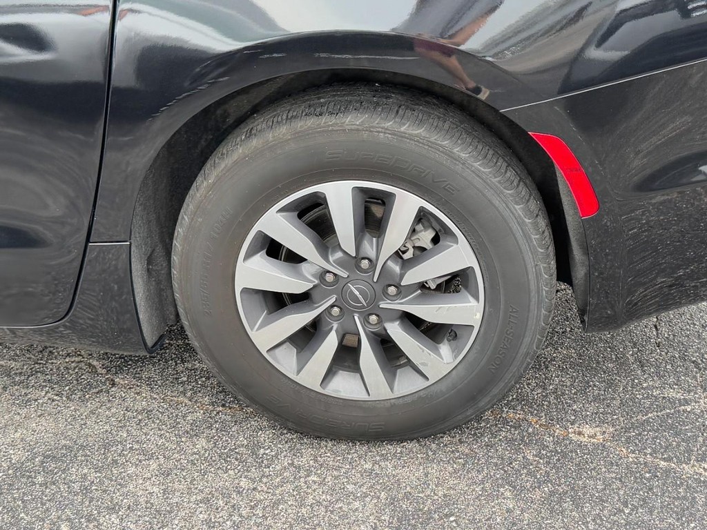 Chrysler Pacifica Vehicle Full-screen Gallery Image 05