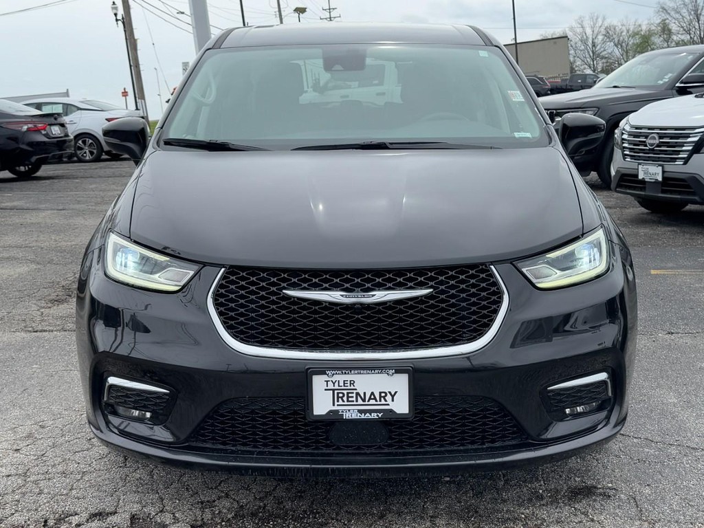 Chrysler Pacifica Vehicle Full-screen Gallery Image 07