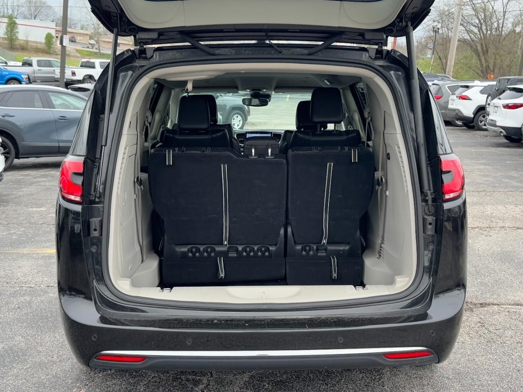 Chrysler Pacifica Vehicle Full-screen Gallery Image 09