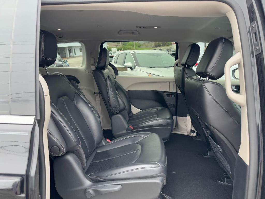 Chrysler Pacifica Vehicle Full-screen Gallery Image 10