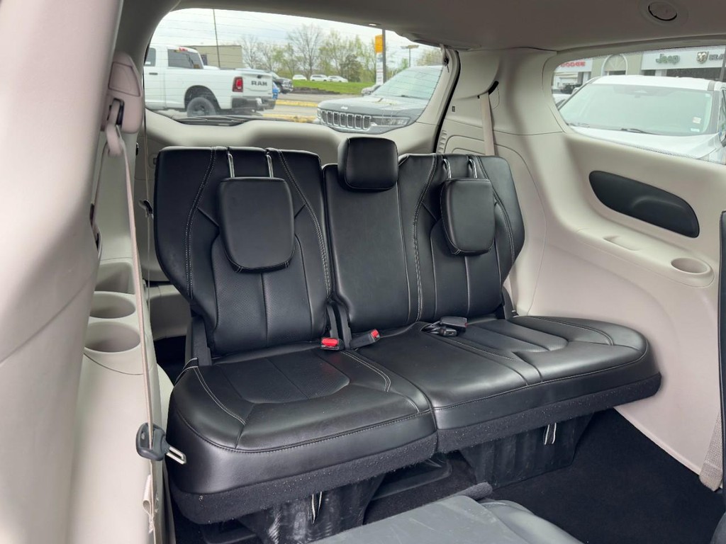 Chrysler Pacifica Vehicle Full-screen Gallery Image 11