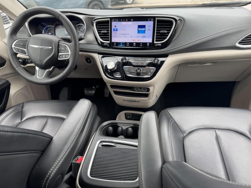 Chrysler Pacifica Vehicle Full-screen Gallery Image 12