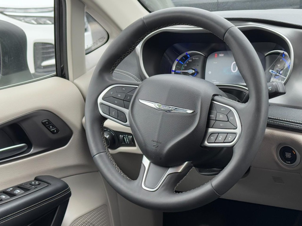 Chrysler Pacifica Vehicle Full-screen Gallery Image 13