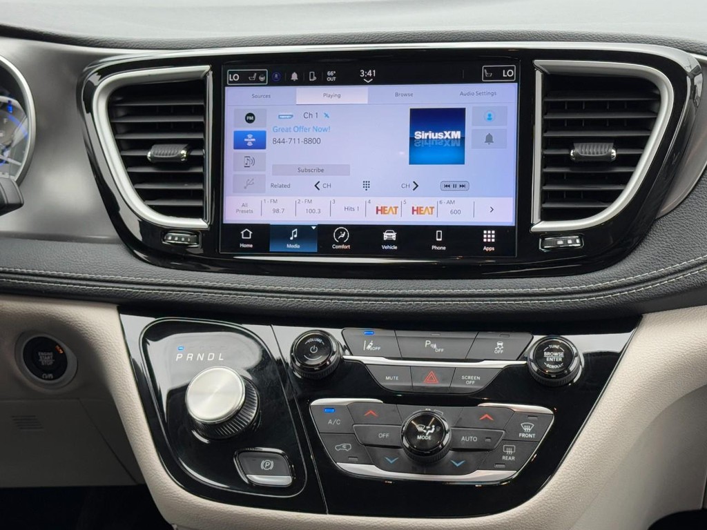 Chrysler Pacifica Vehicle Full-screen Gallery Image 14