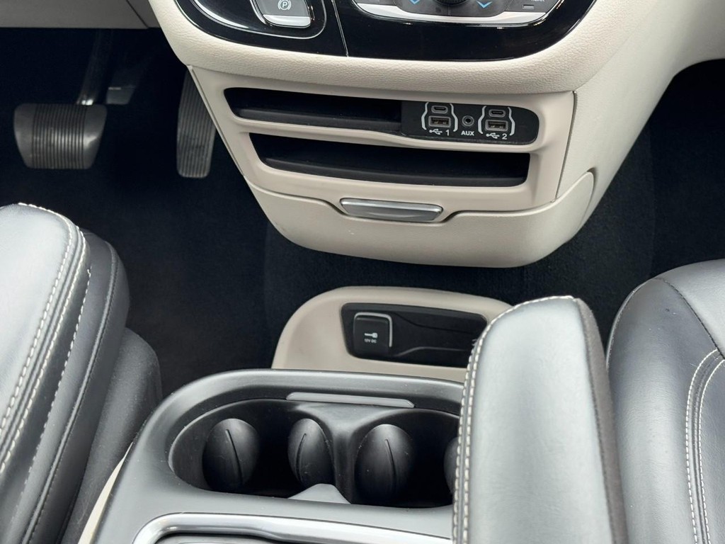 Chrysler Pacifica Vehicle Full-screen Gallery Image 15