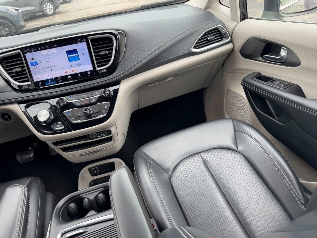Chrysler Pacifica Vehicle Full-screen Gallery Image 16