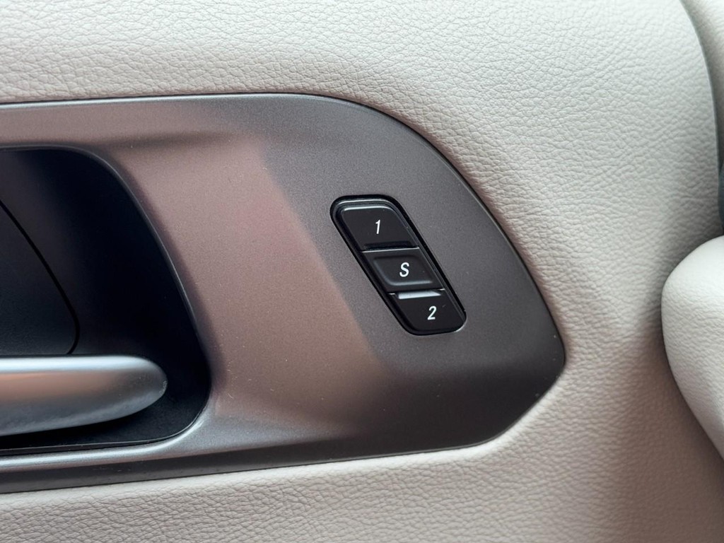 Chrysler Pacifica Vehicle Full-screen Gallery Image 17