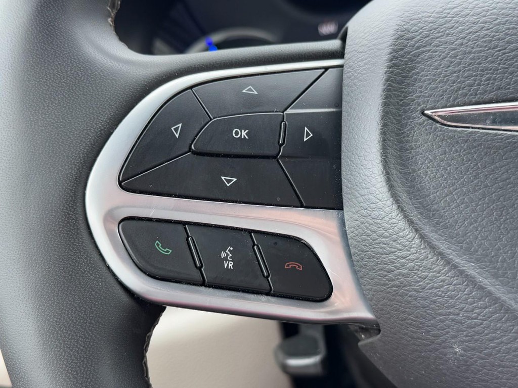 Chrysler Pacifica Vehicle Full-screen Gallery Image 18