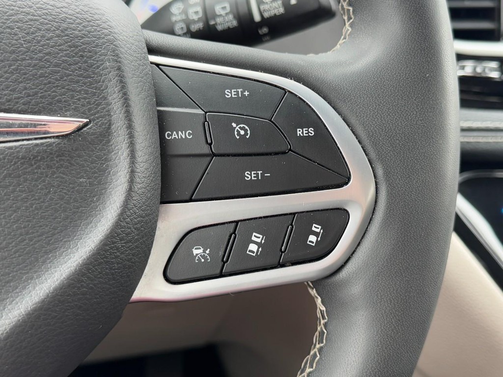 Chrysler Pacifica Vehicle Full-screen Gallery Image 19