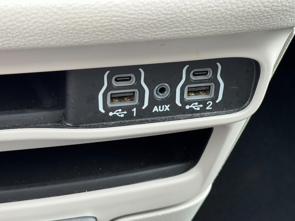 Chrysler Pacifica Vehicle Full-screen Gallery Image 21