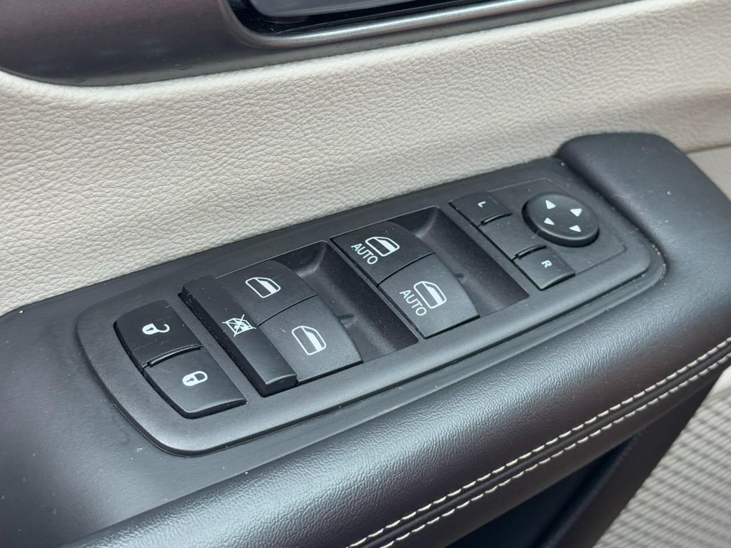 Chrysler Pacifica Vehicle Full-screen Gallery Image 25