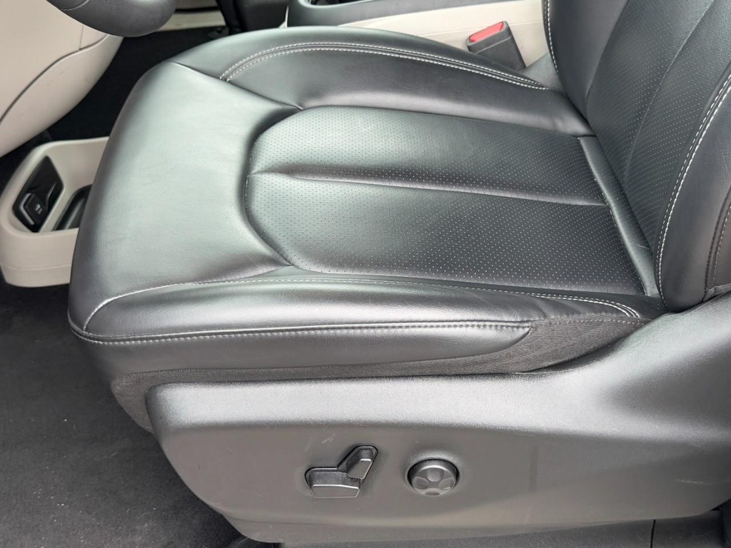 Chrysler Pacifica Vehicle Full-screen Gallery Image 26