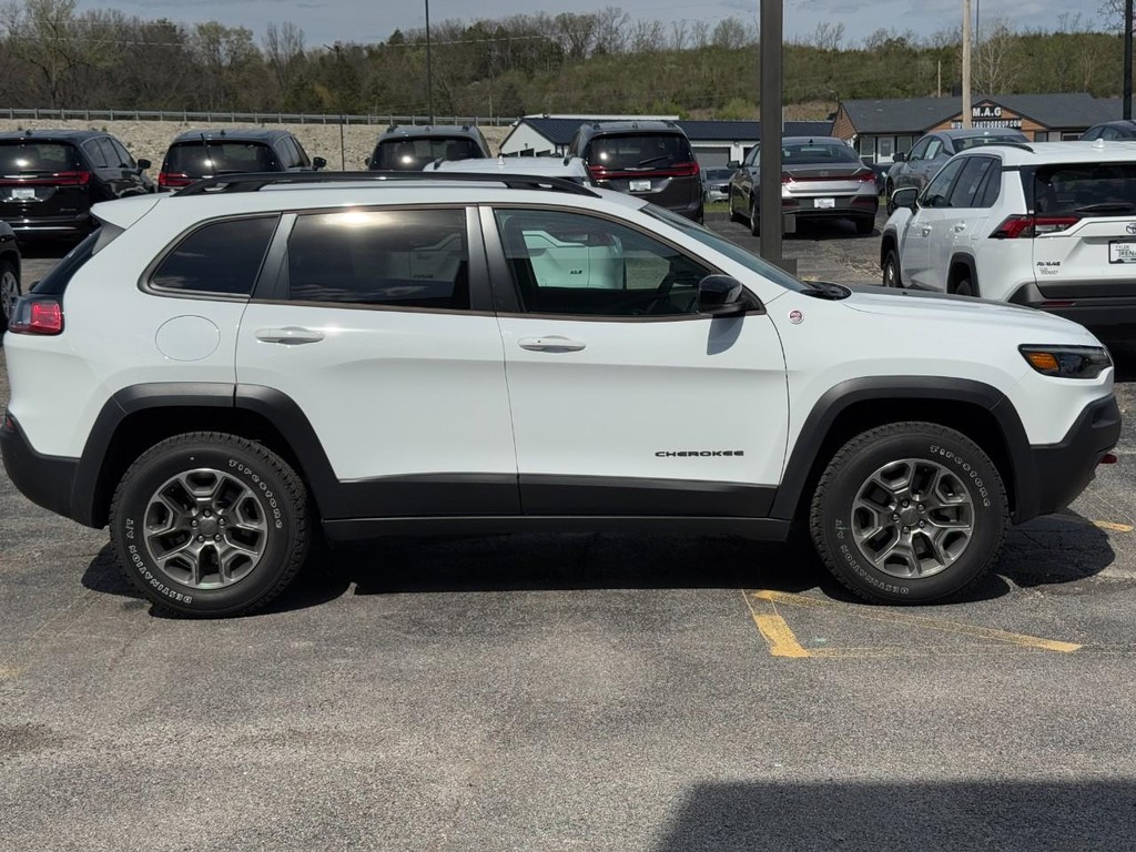 Jeep Cherokee Vehicle Full-screen Gallery Image 02