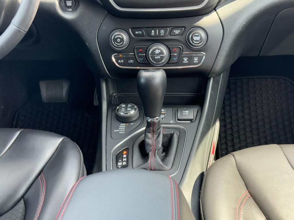 Jeep Cherokee Vehicle Full-screen Gallery Image 16