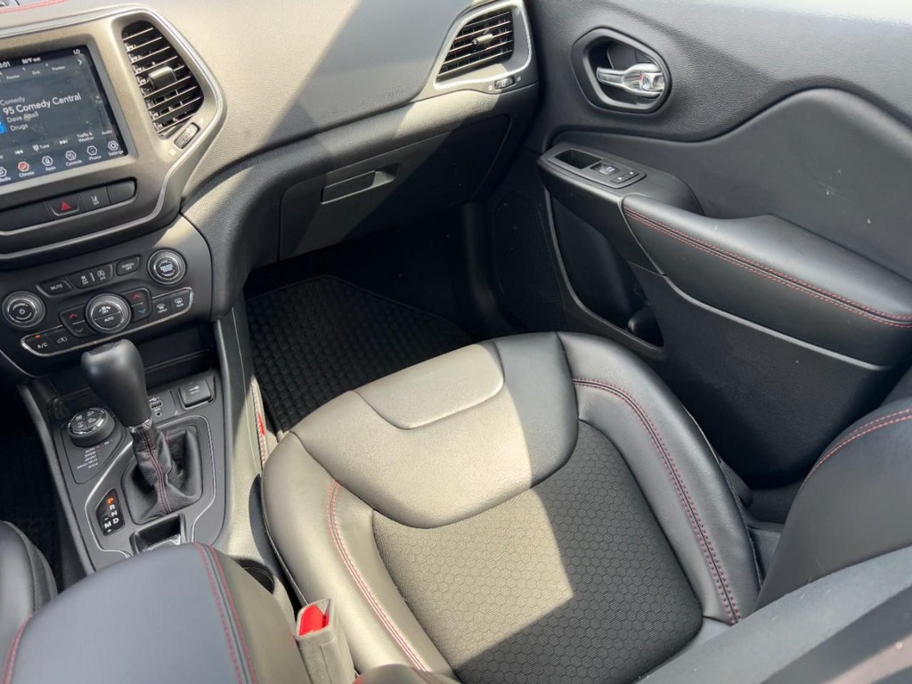 Jeep Cherokee Vehicle Full-screen Gallery Image 17