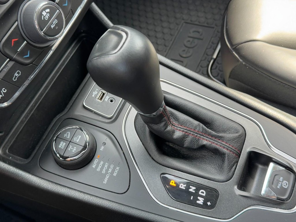 Jeep Cherokee Vehicle Full-screen Gallery Image 21