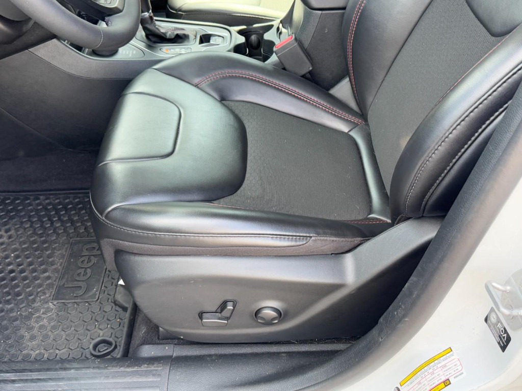Jeep Cherokee Vehicle Full-screen Gallery Image 25