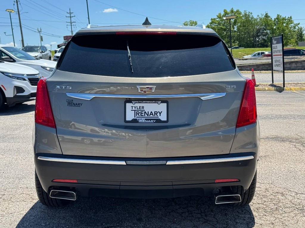Cadillac XT5 Vehicle Full-screen Gallery Image 05