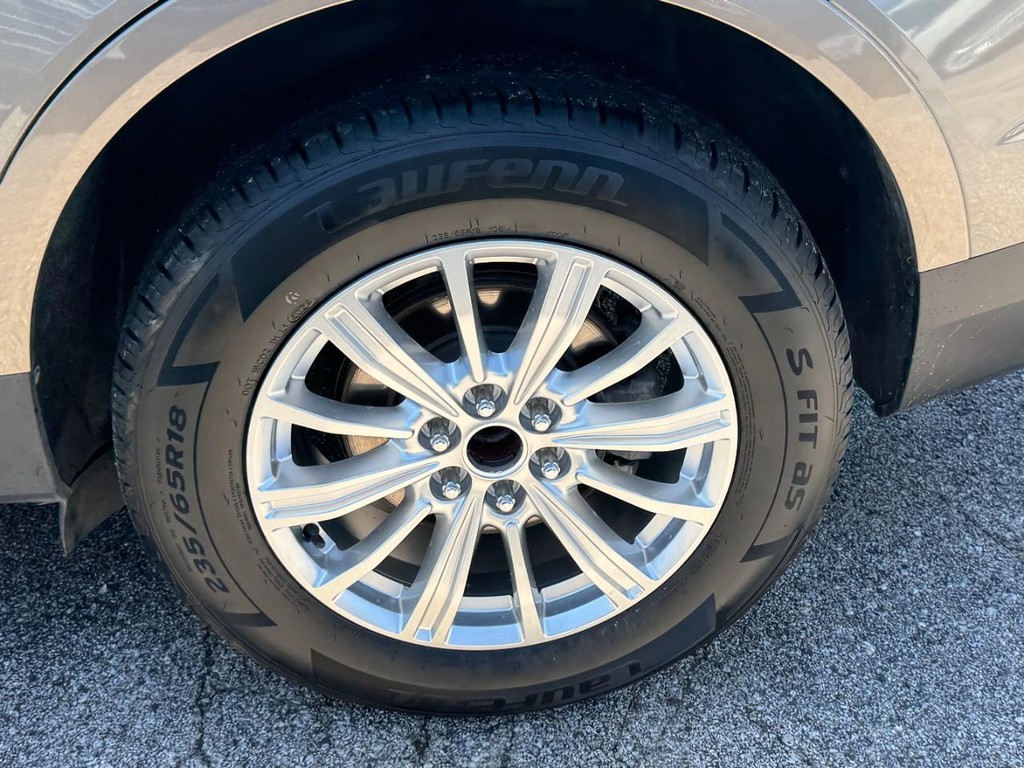 Cadillac XT5 Vehicle Full-screen Gallery Image 09