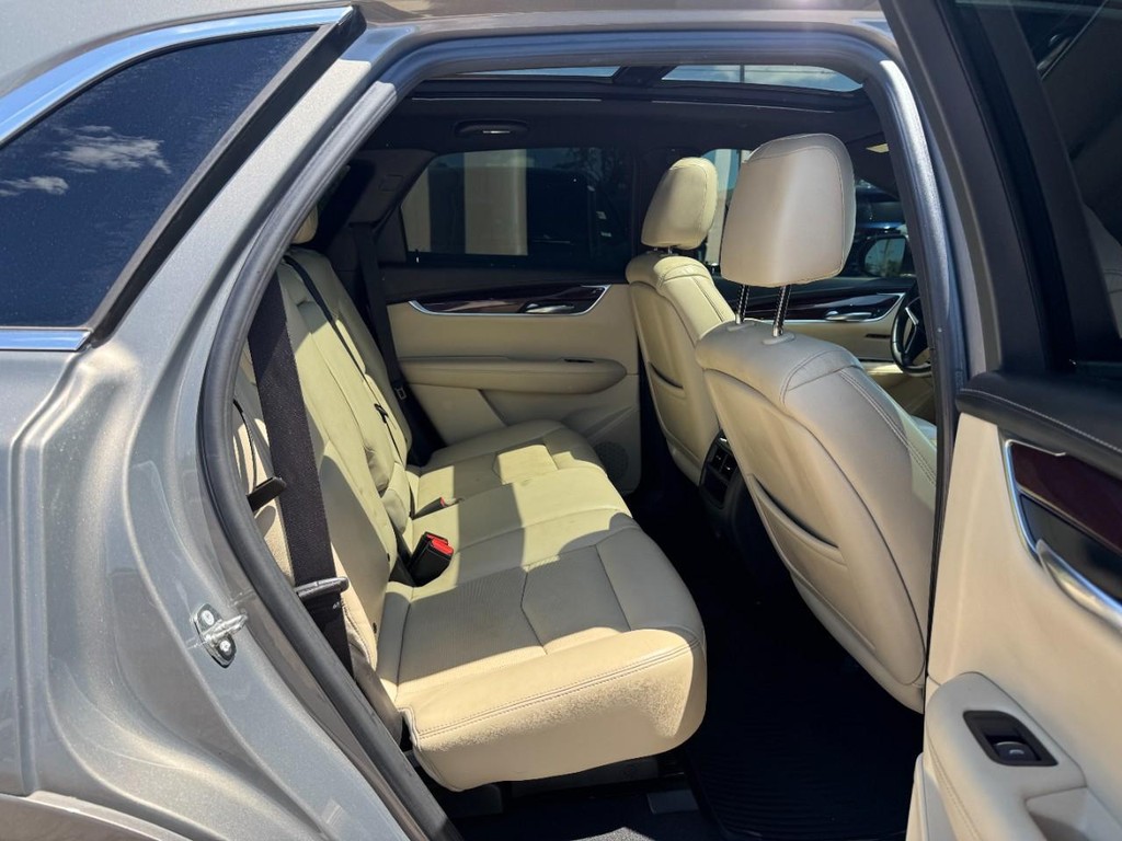 Cadillac XT5 Vehicle Full-screen Gallery Image 12