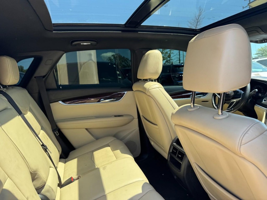 Cadillac XT5 Vehicle Full-screen Gallery Image 13