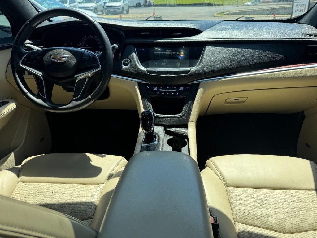 Cadillac XT5 Vehicle Full-screen Gallery Image 14