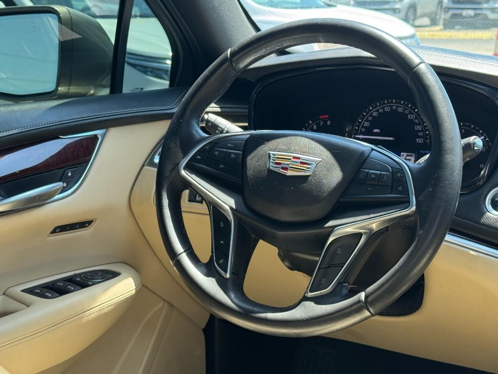 Cadillac XT5 Vehicle Full-screen Gallery Image 15